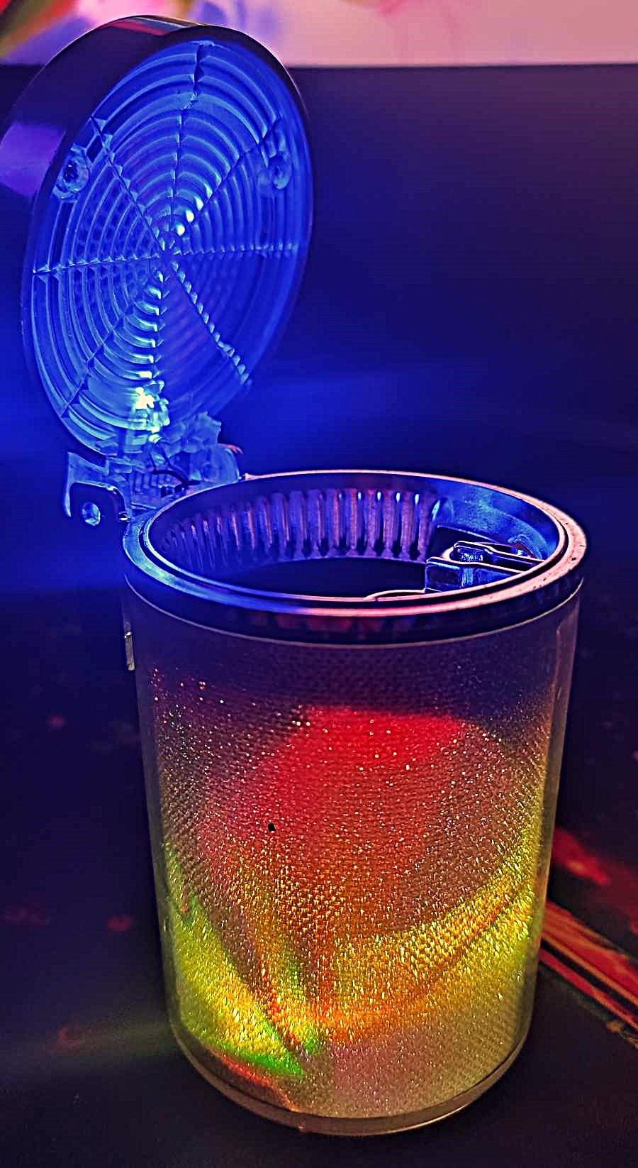 LED Illuminated Car Ashtray حاوية سجائر LED مضيئة للسيارة